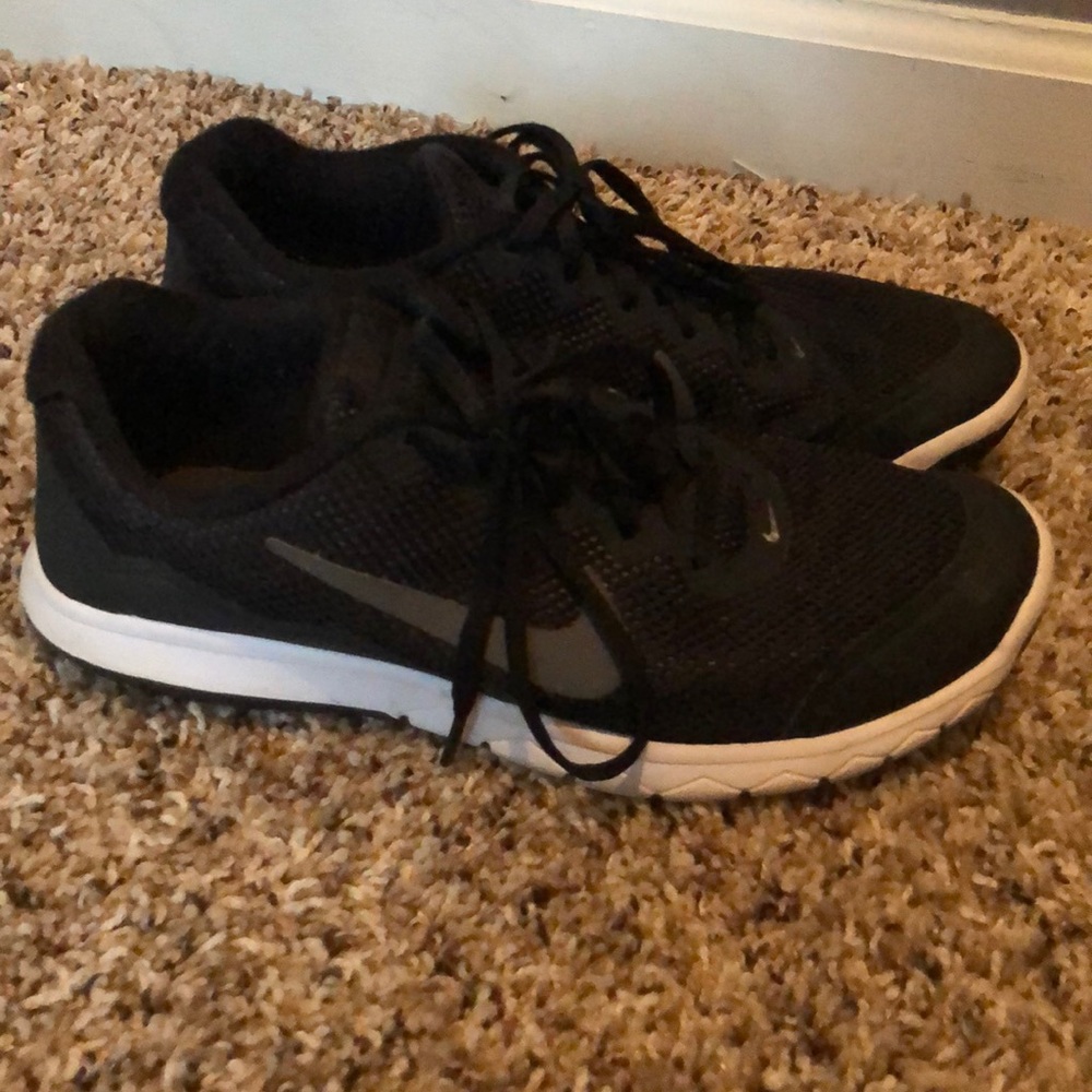 Black Nike tennis shoes
